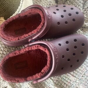 🦊NTN Maroon:brown crocs. Lined. Unique color.